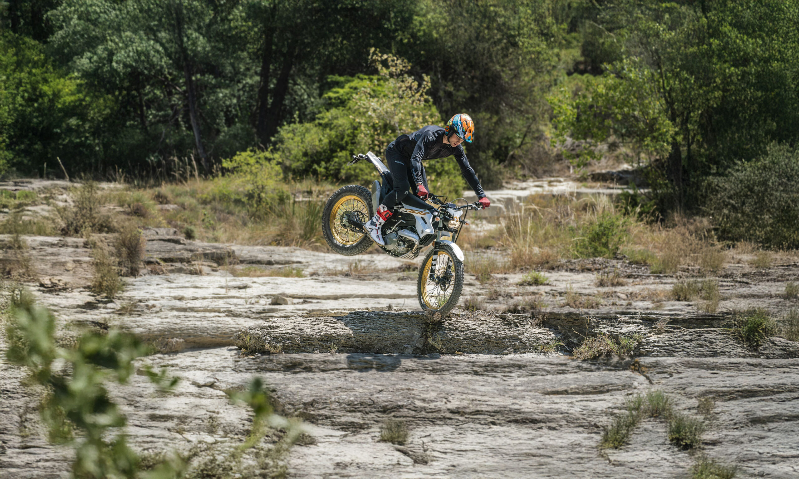 https://montesa.com/wp-content/uploads/2026/08/montesa-4ride-2027-moto-off-road-en-accion-scaled.jpg
