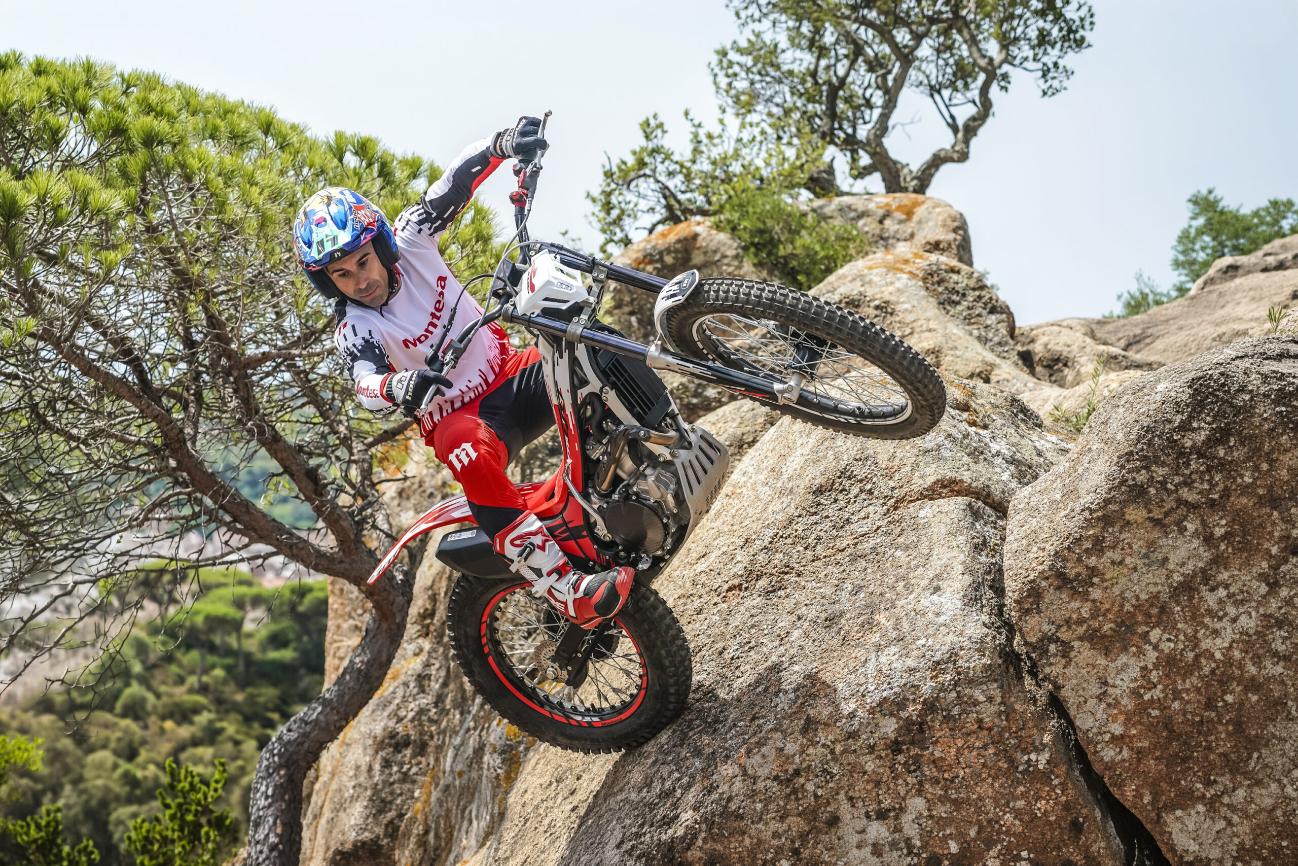 https://montesa.com/wp-content/uploads/2026/08/montesa-cota-301rr-2027-moto-trial-competicion-descenso-tecnico-scaled.jpg