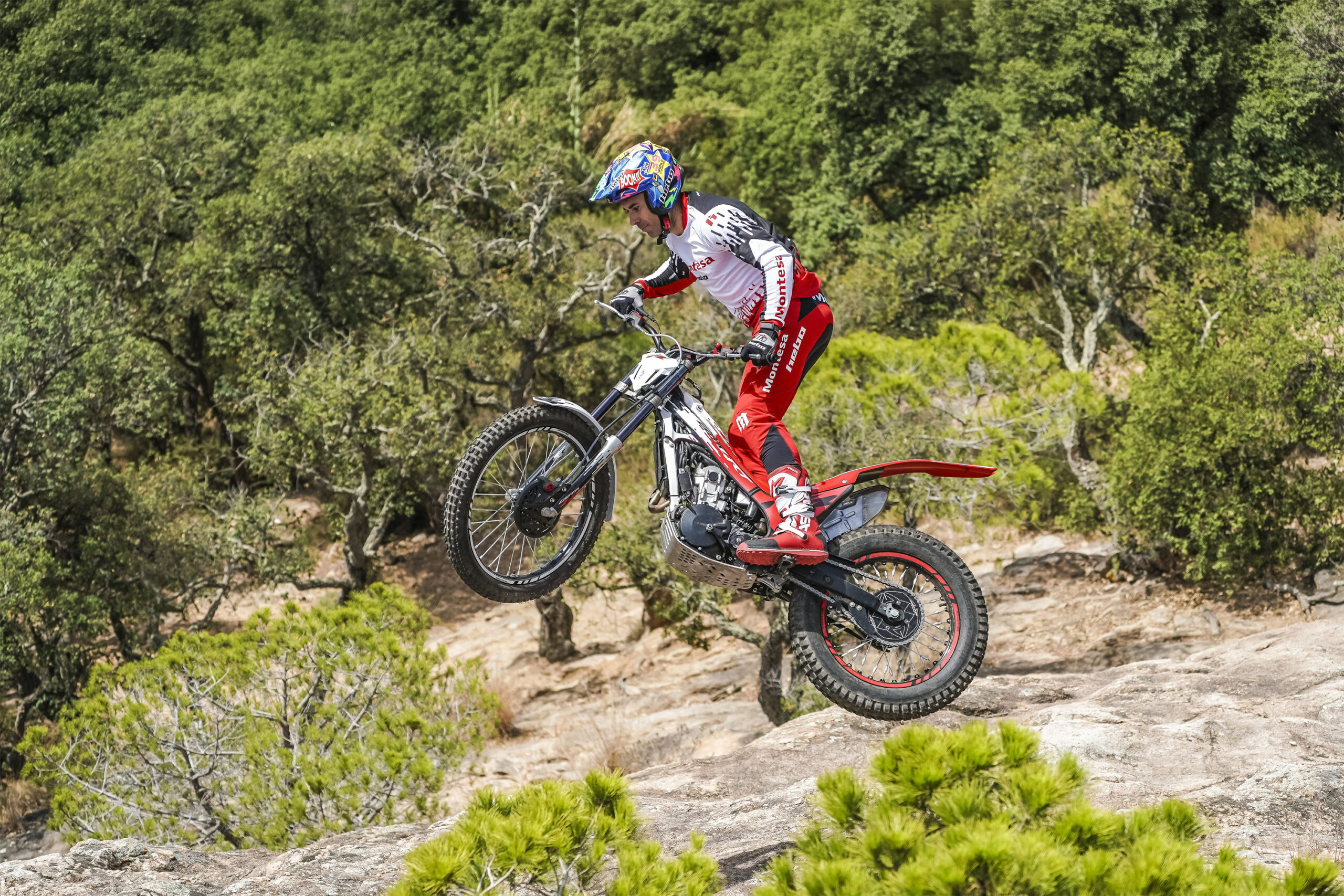 https://montesa.com/wp-content/uploads/2026/08/montesa-cota-301rr-2027-moto-trial-competicion-en-accion-scaled.jpg