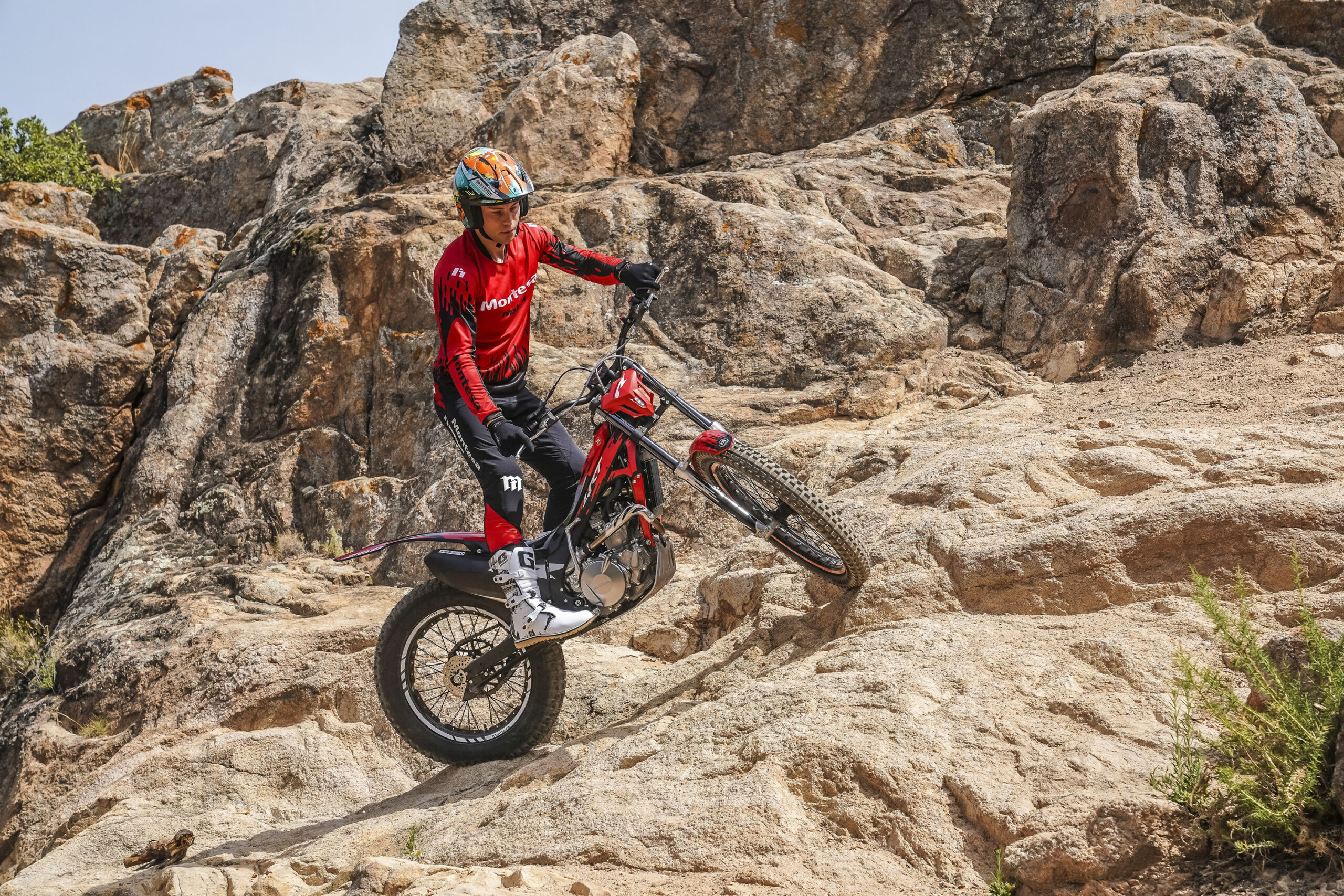 https://montesa.com/wp-content/uploads/2026/08/montesa-cota-4rt-260r-2027-pilotaje-trial-terreno-rocoso-scaled.jpg
