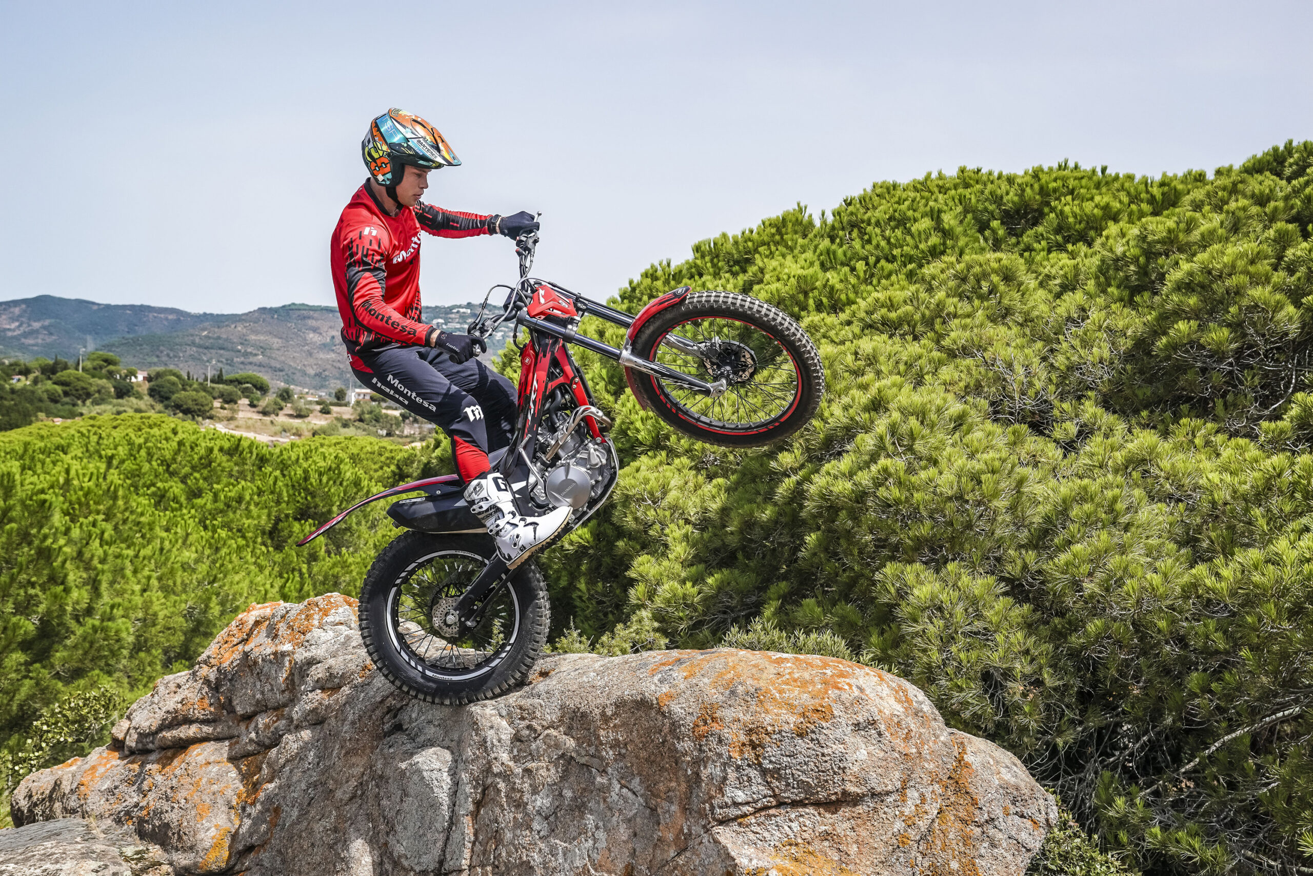 https://montesa.com/wp-content/uploads/2026/08/montesa-cota-4rt-260r-2027-trial-superando-obstaculo-rocoso--scaled.jpg